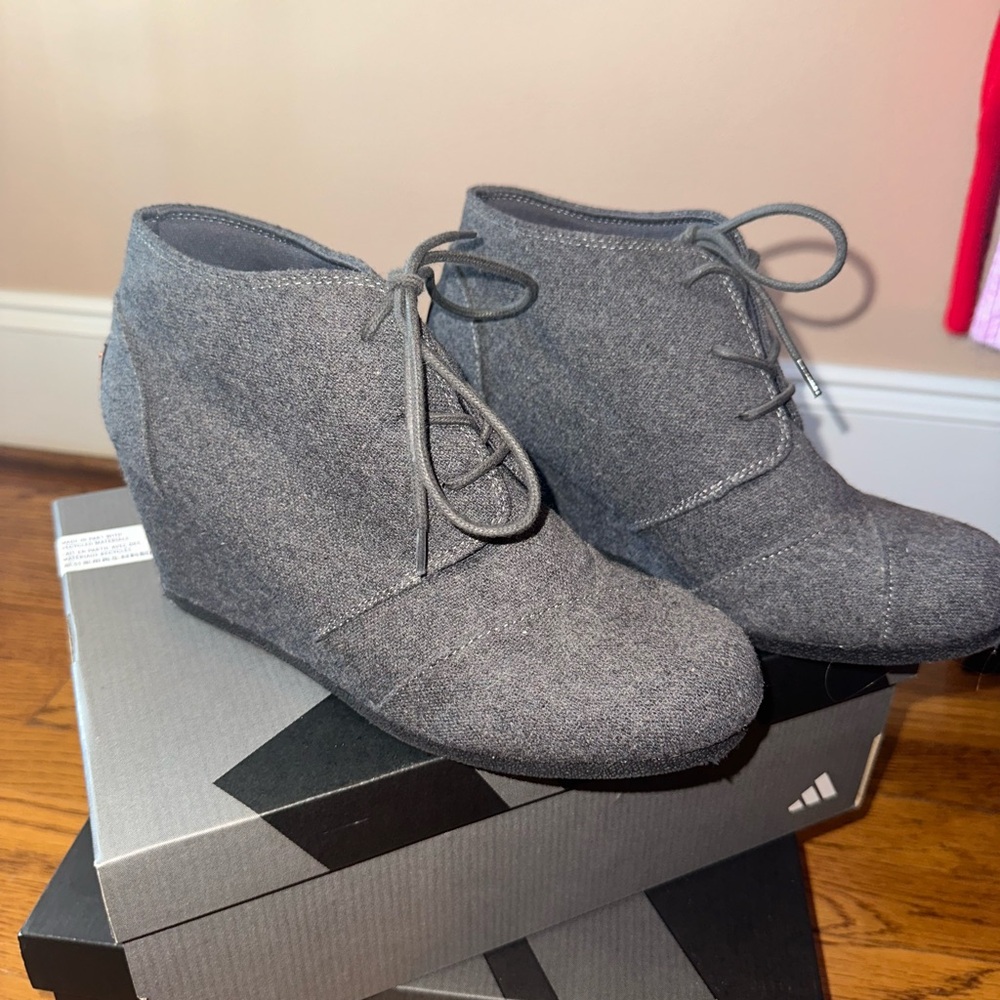 woman’s heels size: 8.5